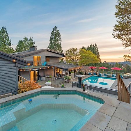 Grouse Cheerful Large Private Bedroom, Bath, Shared Deck, Pool, Hot Tub North Vancouver Exteriör bild