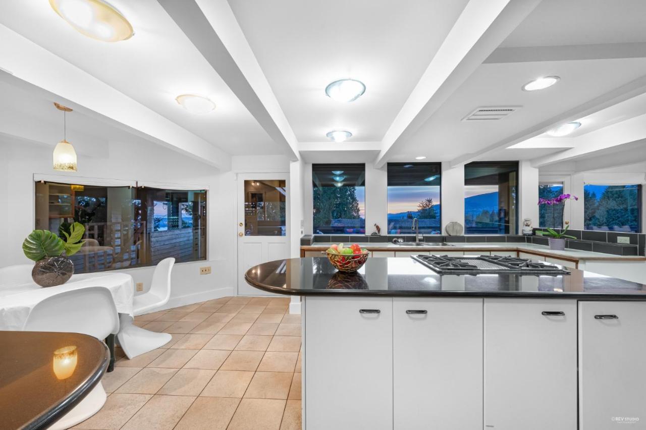 Grouse Cheerful Large Private Bedroom, Bath, Shared Deck, Pool, Hot Tub North Vancouver Exteriör bild