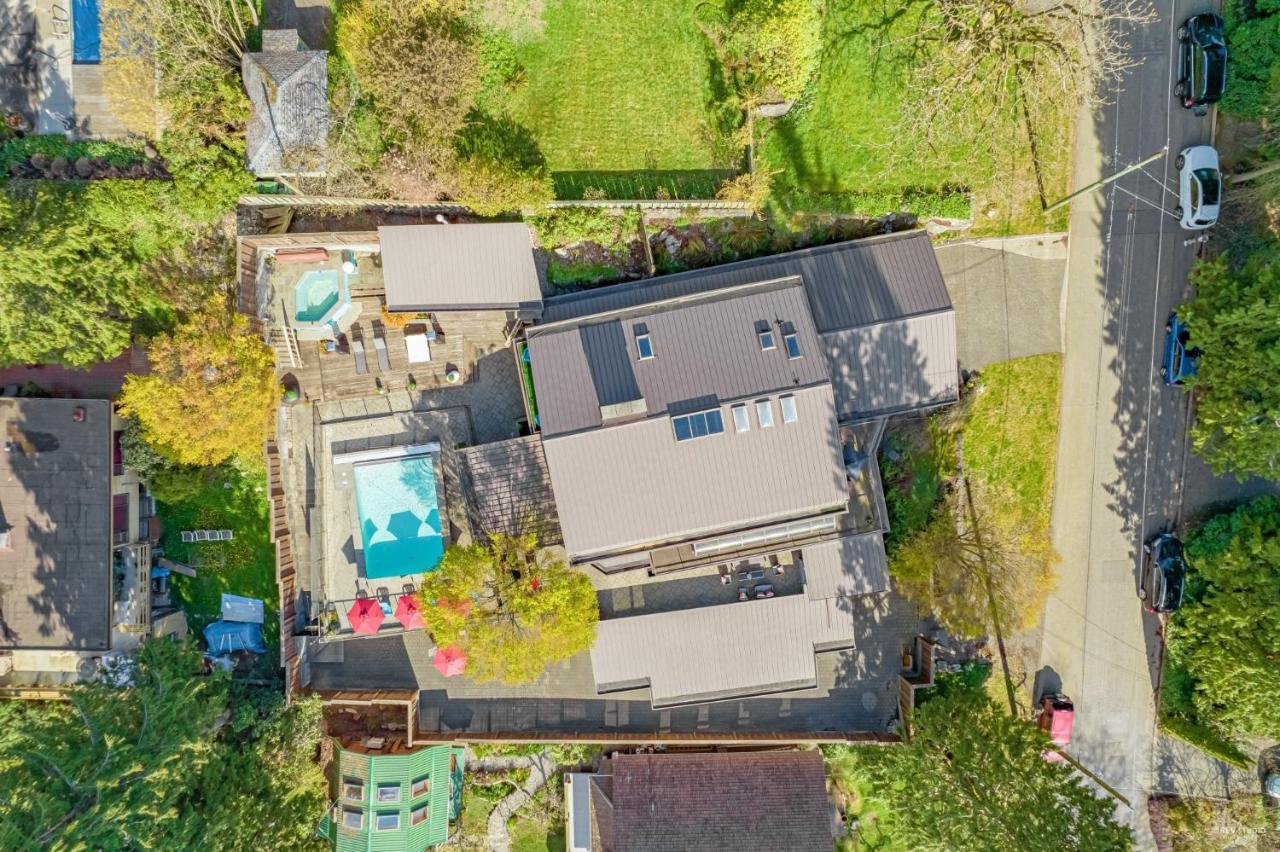 Grouse Cheerful Large Private Bedroom, Bath, Shared Deck, Pool, Hot Tub North Vancouver Exteriör bild