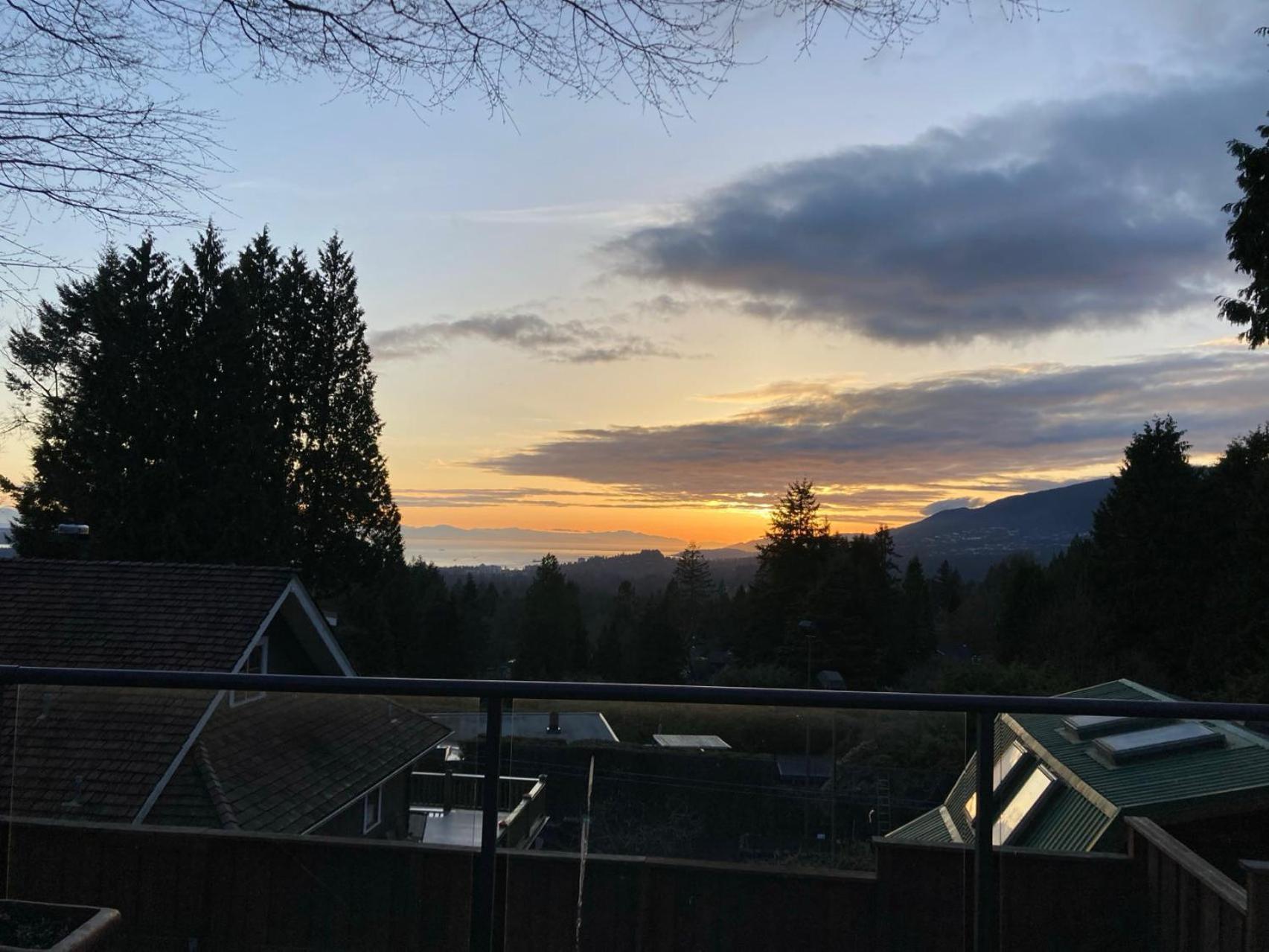 Grouse Cheerful Large Private Bedroom, Bath, Shared Deck, Pool, Hot Tub North Vancouver Exteriör bild