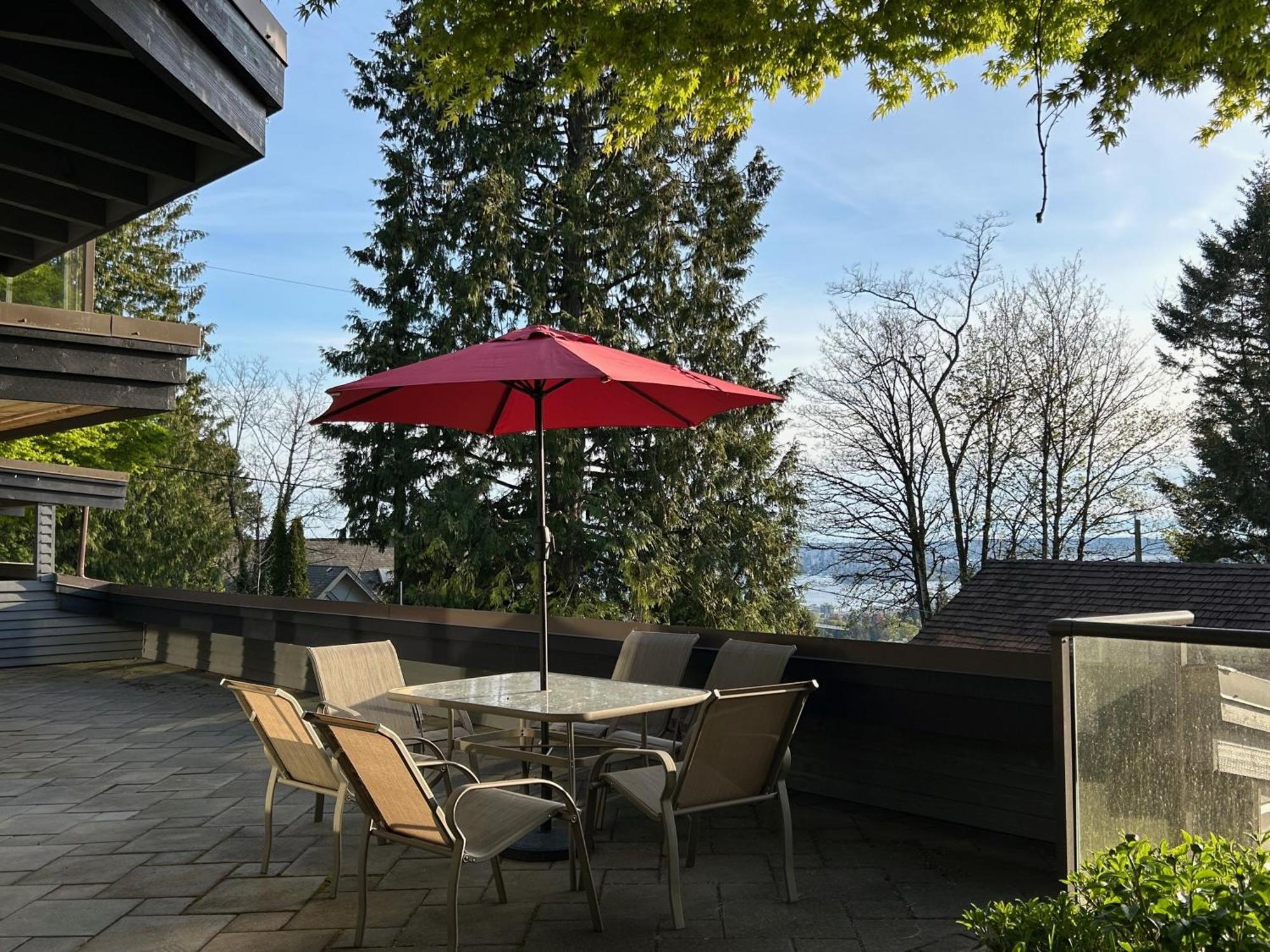 Grouse Cheerful Large Private Bedroom, Bath, Shared Deck, Pool, Hot Tub North Vancouver Exteriör bild