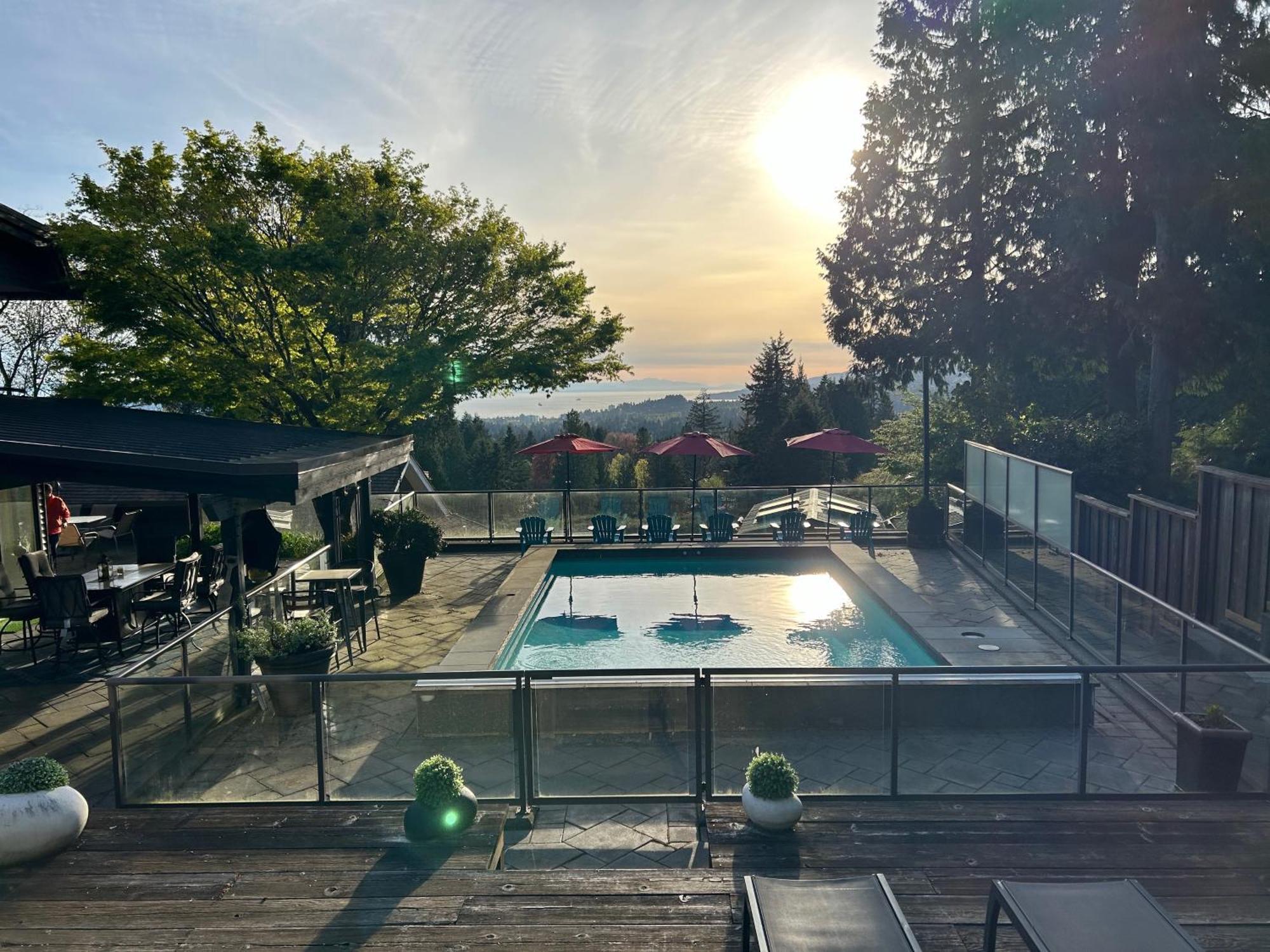 Grouse Cheerful Large Private Bedroom, Bath, Shared Deck, Pool, Hot Tub North Vancouver Exteriör bild