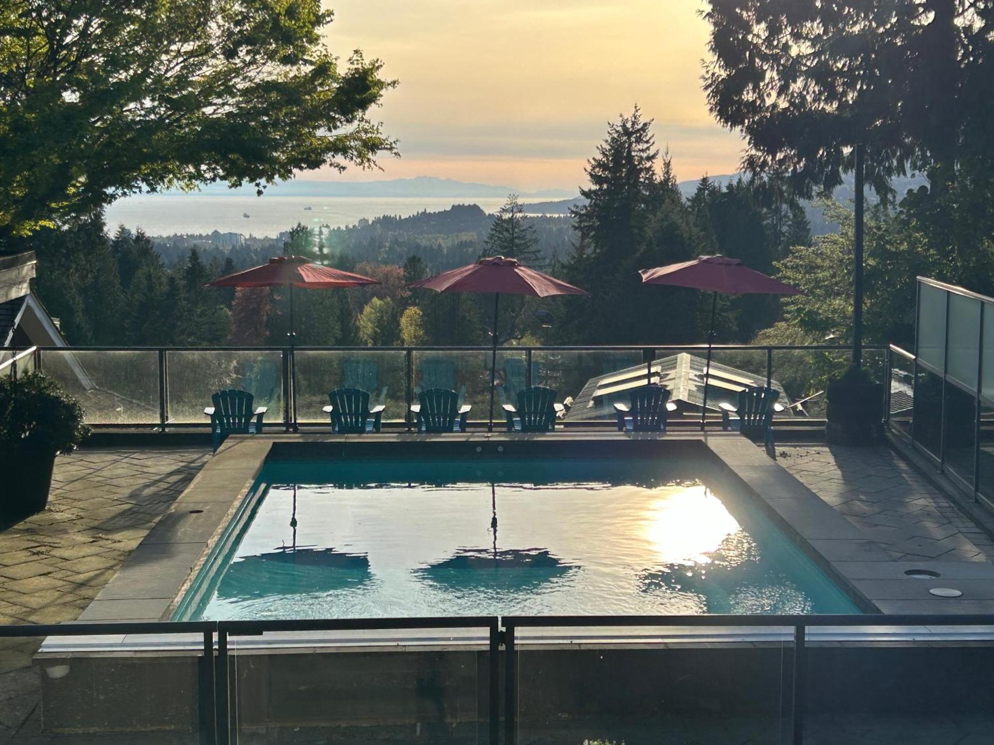 Grouse Cheerful Large Private Bedroom, Bath, Shared Deck, Pool, Hot Tub North Vancouver Exteriör bild