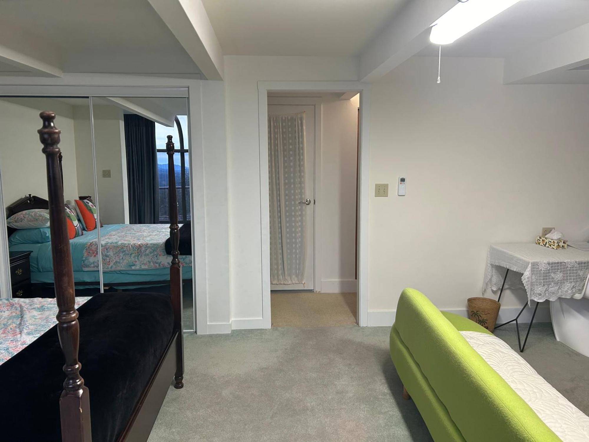 Grouse Cheerful Large Private Bedroom, Bath, Shared Deck, Pool, Hot Tub North Vancouver Exteriör bild