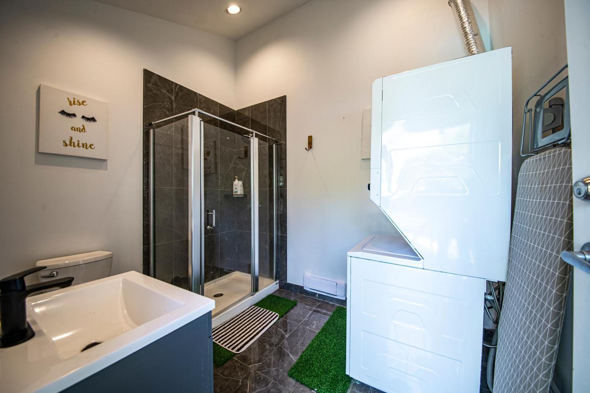 Grouse Cheerful Large Private Bedroom, Bath, Shared Deck, Pool, Hot Tub North Vancouver Exteriör bild