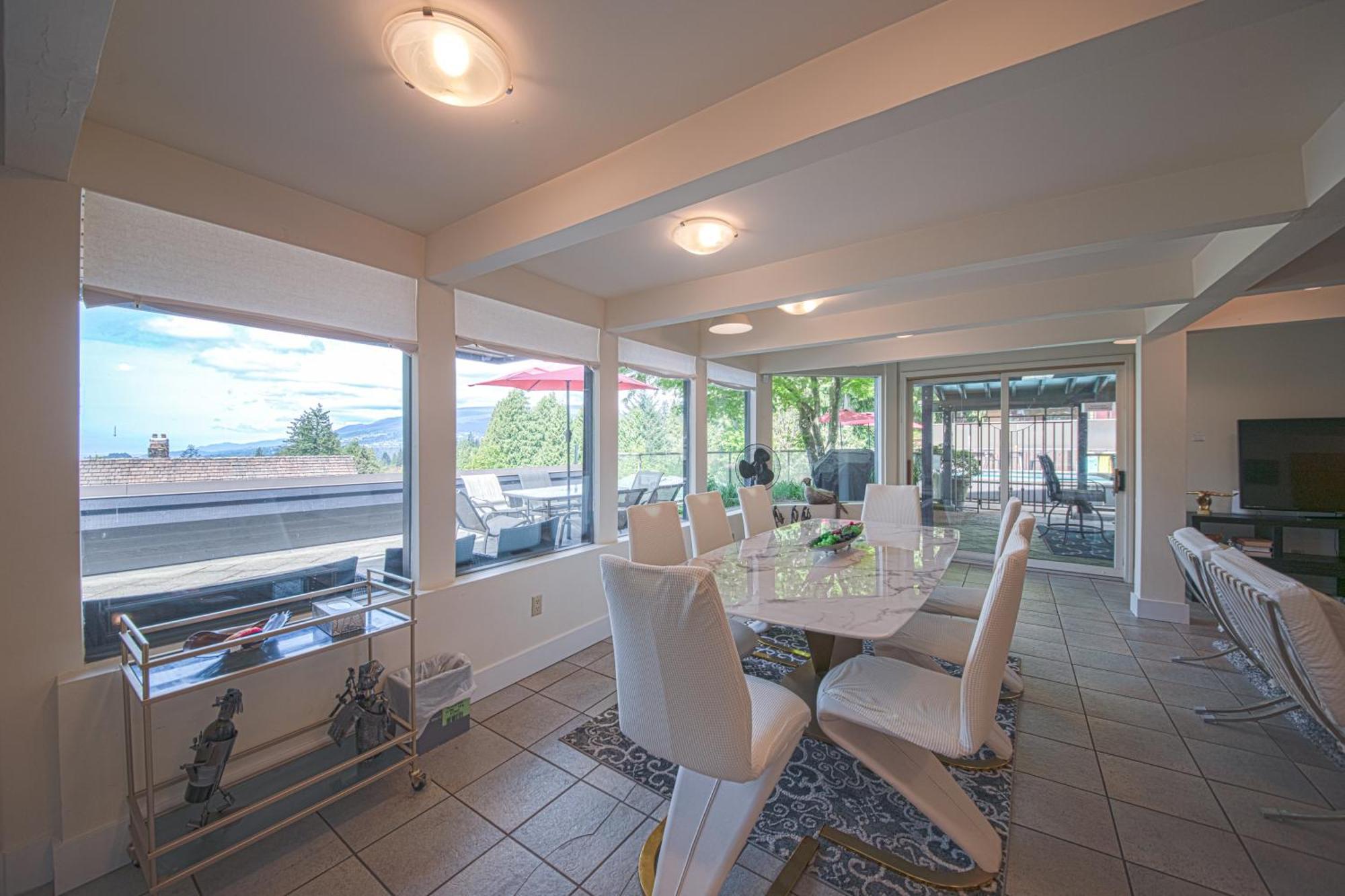 Grouse Cheerful Large Private Bedroom, Bath, Shared Deck, Pool, Hot Tub North Vancouver Exteriör bild