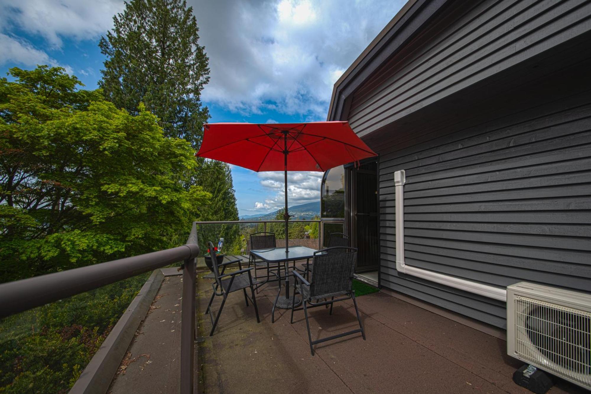 Grouse Cheerful Large Private Bedroom, Bath, Shared Deck, Pool, Hot Tub North Vancouver Exteriör bild
