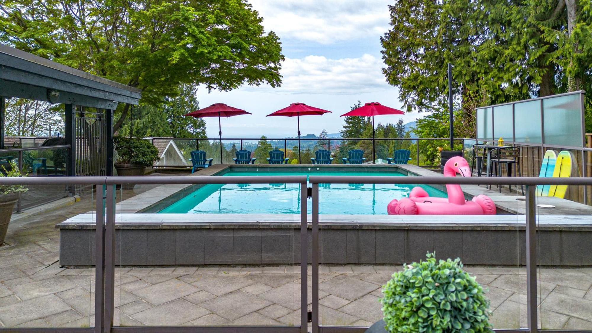 Grouse Cheerful Large Private Bedroom, Bath, Shared Deck, Pool, Hot Tub North Vancouver Exteriör bild