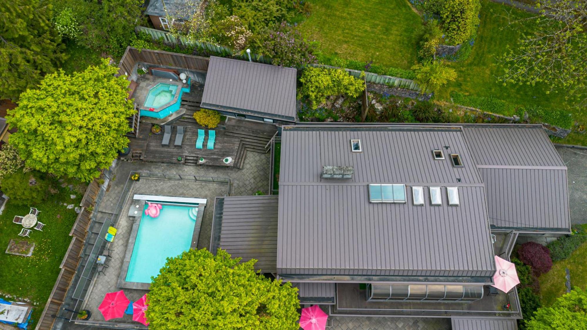 Grouse Cheerful Large Private Bedroom, Bath, Shared Deck, Pool, Hot Tub North Vancouver Exteriör bild