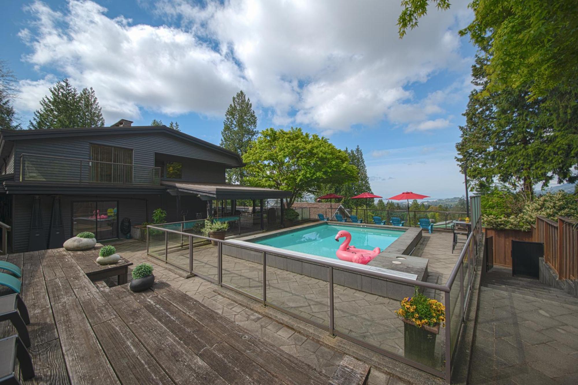 Grouse Cheerful Large Private Bedroom, Bath, Shared Deck, Pool, Hot Tub North Vancouver Exteriör bild